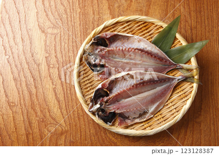 ザルに盛った2枚の鯵の開き　木目背景 123128387
