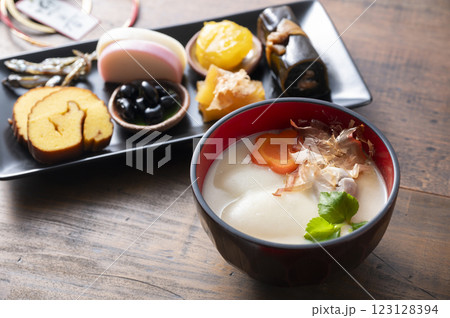 白味噌雑煮とミニおせち 123128394