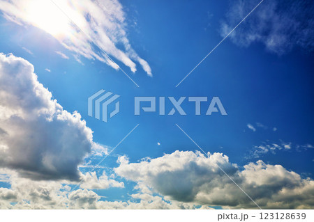 夏の青空と雲 123128639