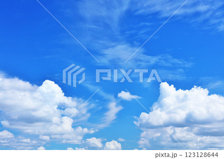夏の青空と雲 123128644