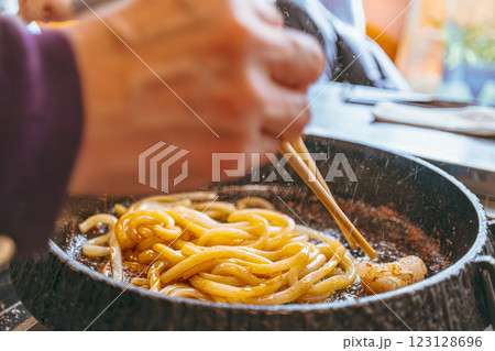 【#料理】〆の焼きうどん 【#料理】〆の焼きうどん 123128696