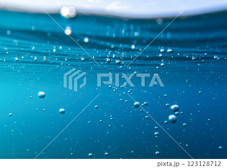 爽やかなブルーの水中に立ちのぼる泡(AI生成画像) 爽やかなブルーの水中に立ちのぼる泡(AI生成画像) 123128712