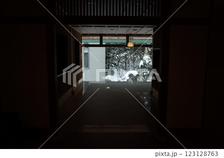 香雪園の園亭室内からの風景_函館 香雪園の園亭室内からの風景_函館 123128763