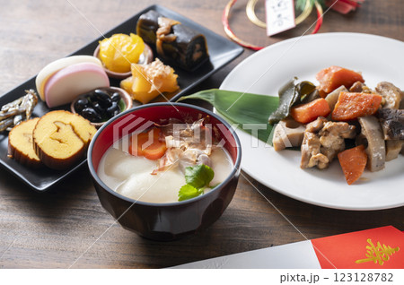 白味噌雑煮とおせち料理 123128782