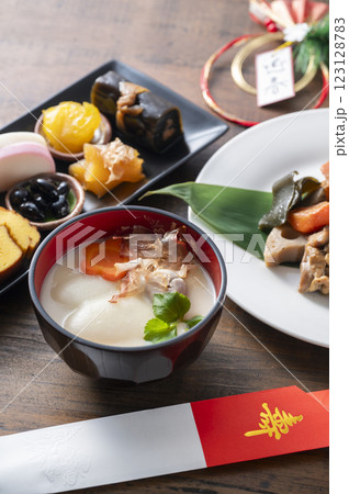 白味噌雑煮とおせち料理 123128783