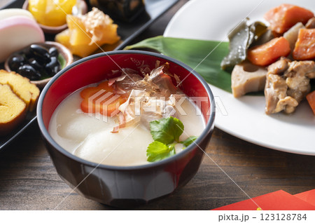 白味噌雑煮とおせち料理 123128784