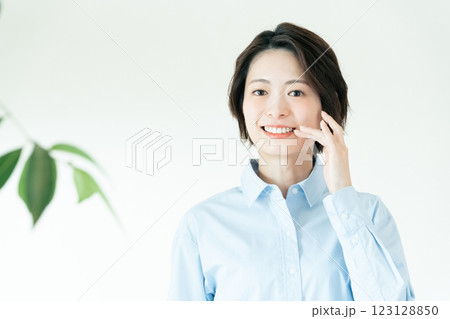健康的な歯の女性 健康的な歯の女性 123128850