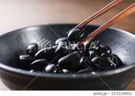 黒豆の煮物 123129062