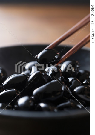 黒豆の煮物 123129064