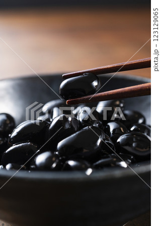 黒豆の煮物 123129065