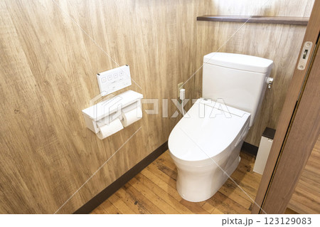 洗練されたデザインの温水洗浄便座があるトイレ 123129083