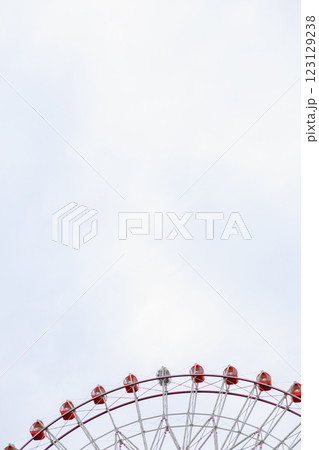 雲の多い空と赤い観覧車 雲の多い空と赤い観覧車 123129238