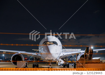 【#空港】夜の空港に止まっている飛行機 123129443