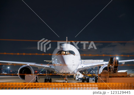 【#空港】夜の空港に止まっている飛行機 123129445