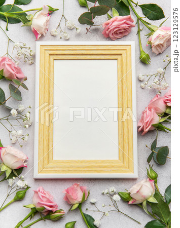 Empty frame surrounded by pink roses and eucalyptus on grey background 123129576