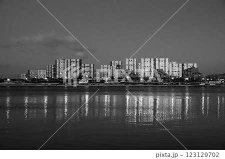 兵庫県西宮市の香櫨園浜より芦屋の高層住宅を臨む 兵庫県西宮市の香櫨園浜より芦屋の高層住宅を臨む 123129702