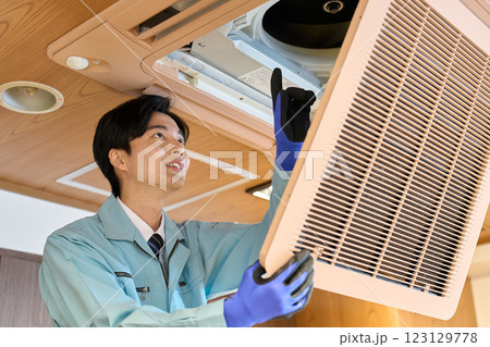 飲食店の空調設備を確認する男性 123129778