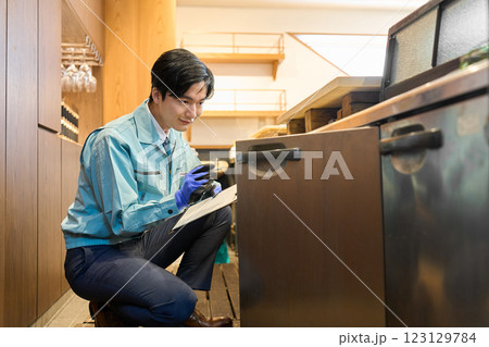 飲食店の冷蔵庫を確認する男性 123129784