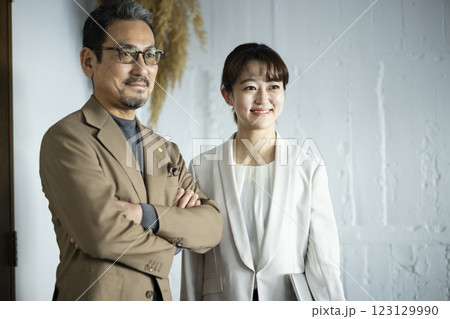 オフィスで働くビジネスパーソン オフィスで働くビジネスパーソン 123129990