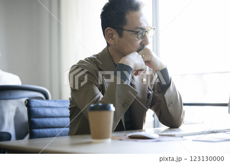 オフィスで仕事するミドル男性 123130000