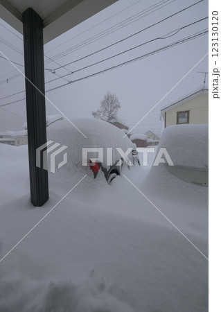 大雪で埋まる玄関と車 大雪で埋まる玄関と車 123130120