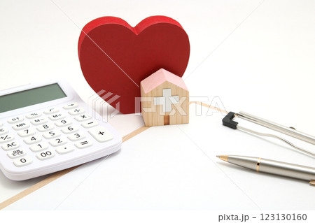 医療費と健康のイメージ   ハートと電卓と病院のミニチュア 医療費と健康のイメージ   ハートと電卓と病院のミニチュア 123130160