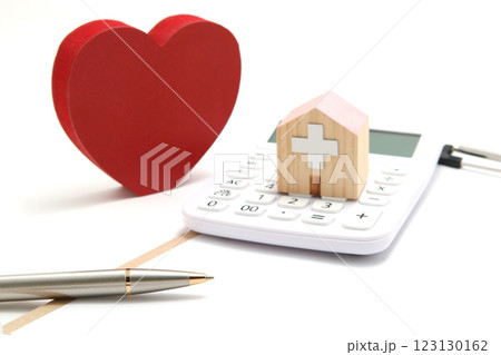 医療費と健康のイメージ 　 計算機と病院のミニチュア 123130162