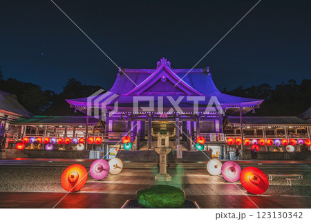 袋井市にある法多山尊永寺の本堂と和傘アートのライトアップの風景(静岡県) 123130342