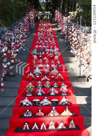 伊豆半島　素戔嗚神社のひな段飾り 123130454