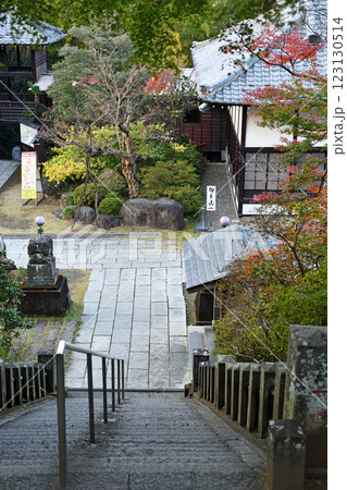 秋の紅葉が美しい石段 123130514