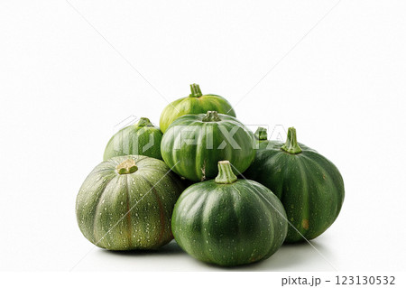 白い背景に山積みのカボチャ 123130532