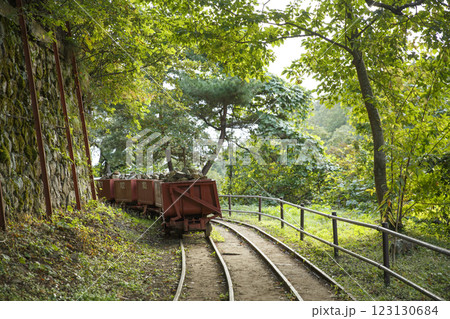 佐渡金山のトロッコ 123130684