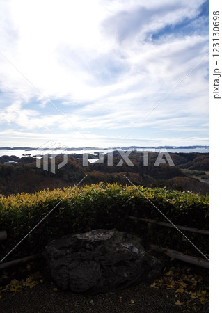 秋の松島四大観　麗観　富春山 大仰寺の笹の生垣越しからの眺め 123130698
