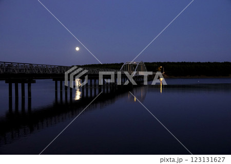 薄暮の十三湖に架かる中島遊歩道橋と月 薄暮の十三湖に架かる中島遊歩道橋と月 123131627