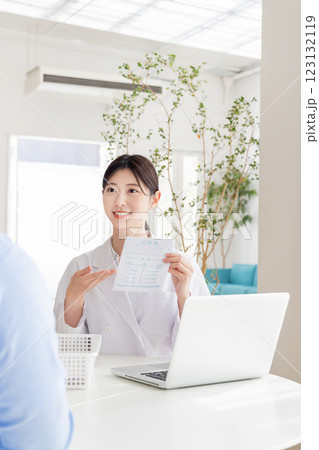 白衣を着た受付の女性 123132119