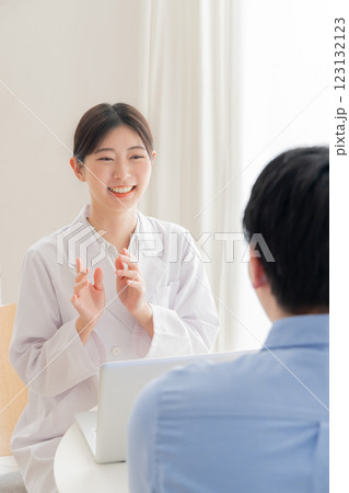 白衣を着た受付の女性 123132123