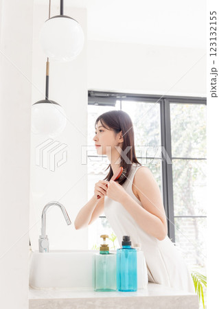 美容・ビューティー・ミドル女性・笑顔・ヘアセット・髪の毛 美容・ビューティー・ミドル女性・笑顔・ヘアセット・髪の毛 123132155