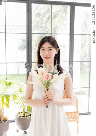 ドライフラワーの花束を持つワンピースの女性 ドライフラワーの花束を持つワンピースの女性 123132156