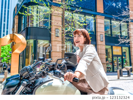 大型アメリカンバイクと女性ライダー　丸の内 123132324