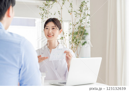 白衣を着た受付の女性 白衣を着た受付の女性 123132639