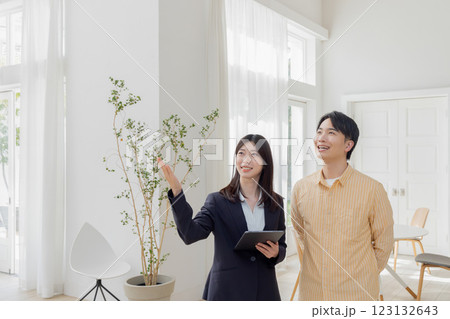 家を案内をする不動産営業(内見・内覧・マンション・アパート・ビジネスマン) 家を案内をする不動産営業(内見・内覧・マンション・アパート・ビジネスマン) 123132643