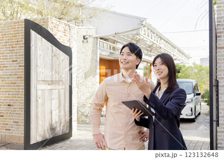 家を案内をする不動産営業(内見・内覧・マンション・アパート・ビジネスマン)家を案内をする不動産営業( 家を案内をする不動産営業(内見・内覧・マンション・アパート・ビジネスマン)家を案内をする不動産営業( 123132648