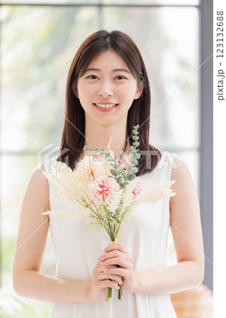 ドライフラワーの花束を持つワンピースの女性 123132688