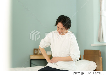 体調不良のミドル男性 123132910