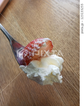 「スプーンにのった苺と生クリームの甘いひととき」 123133255
