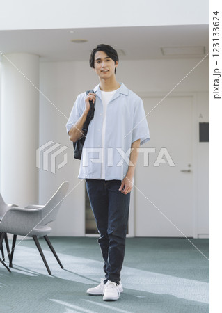 バックパックを肩にかけた20代の男性　カメラ目線　ポートレート 123133624