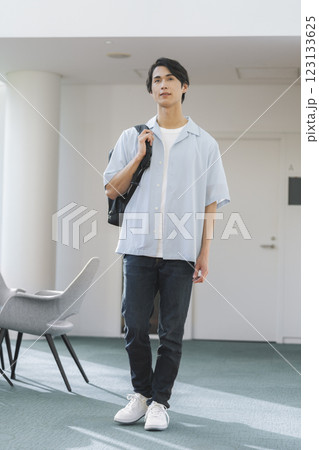 バックパックを持った20代の男性 バックパックを持った20代の男性 123133625