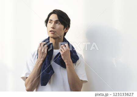 タオルを肩にかけた20代の男性　 123133627