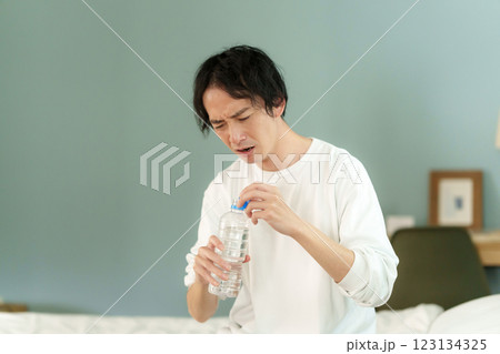 水を飲むミドル男性 123134325