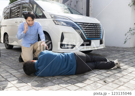 人身事故を起こした男性　(対応処置の模範演技・手順・手本) 123135046